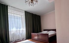 7 ТОП-ЛОКАЦИИ рядом с БАЙТЕРЕКОМ 63 кВм с большой кроватью и диваном